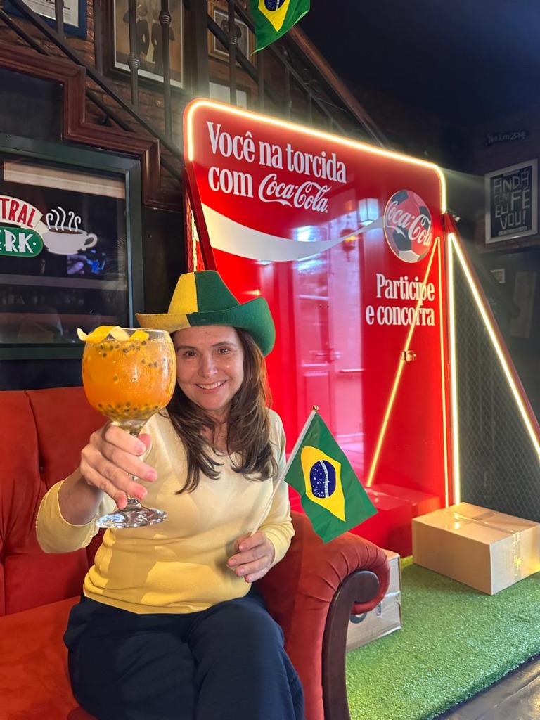 Torcida e bons drinks no sofá do Friends